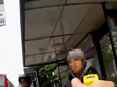 No momento em que a polícia empunhando um Taser atacou o jovem que tinha uma faca Rambo gigante escondida nas calças – mas o jovem de 17 anos não foi preso.