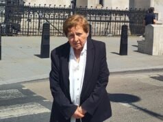 Advogado premiado, de 79 anos, processa a RSPCA e a polícia por cortar a porta da frente para ‘resgatar’ a gata deficiente Rita