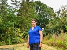 A viúva, de 79 anos, recusou-se a vender parte do seu jardim a promotores responsáveis por uma nova estrada de 45 milhões de libras para lutar para salvar o carvalho de 500 anos na batalha de David e Golias.