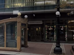 A padaria, que ficou famosa por Sex and the City, foi forçada a fechar o local depois que uma dúzia de baratas foram avistadas perto de suas criações delicadamente geladas.