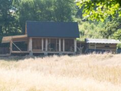 Enclave ‘somente para brancos’ no coração rural do País de Gales: grupo de extrema direita inspirado na cidade remota de Ozarks, nos EUA, constrói sua própria comunidade racialmente segregada