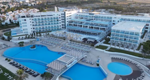 Hotel ‘armadilha mortal’ em Chipre pega fogo enquanto Mail revela que criança que caiu morta está entre os três turistas britânicos que morrerão em resort em alguns anos