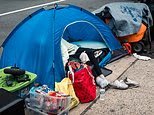 Dentro da favela de Nova York: No coração de Manhattan, a fedorenta cidade de tendas oferece aos invasores eletricidade, água e até agulhas gratuitas para injetar suas drogas… enquanto a polícia se vira e caminha na direção oposta.