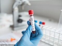 Adolescente grita de medo após resultado terrivelmente errado de teste de HIV em clínica de atendimento de urgência
