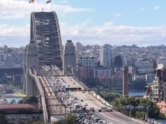 Motorista em estado crítico – com tráfego congestionado por quilômetros – após terrível acidente na Sydney Harbour Bridge