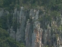 Uma alpinista de 20 anos luta pela vida depois de cair de uma montanha a 20 metros