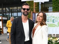 Mel C é casada! Sporty Spice, 52, se casou com seu namorado modelo Chris Dingwall em uma cerimônia country “perfeita” em um vestido deslumbrante desenhado por sua amiga Victoria Beckham.
