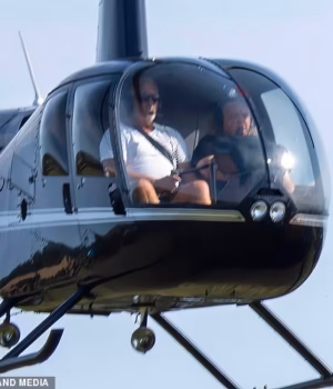 110105687-15987525-Paul_Hollywood_s_arrival_involves_him_flying_in_by_helicopter_Mo-a-17_17844135066.avif