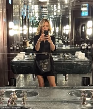 110106281-15987675-Cat_Deeley_has_been_spotted_enjoying_a_date_with_a_movie_executi-m-83_17844041041.avif