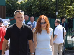 Ellie Bamber troca o chique de Wimbledon por um top com estampa floral e lenço do West Ham enquanto filma uma das histórias mais malucas do futebol