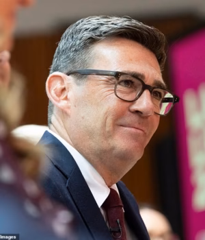 110107189-15987787-Andy_Burnham_is_set_to_allow_new_North_Sea_oil_and_gas_drilling_-m-84_17844066262.avif