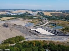 Aldeões furiosos com o gigantesco aterro sanitário ‘Isore’, que trouxe enxames de moscas para invadir suas casas