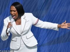 Torcedores da Copa do Mundo entusiasmados com a execução do hino nacional dos EUA por Jennifer Hudson na final… duas semanas depois que o time foi eliminado