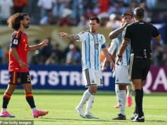 Wayne Rooney revida a tentativa desesperada de Lionel Messi de expulsar Mark Cukrella durante a final da Copa do Mundo