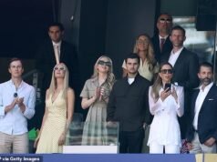 Ivanka Trump surpreende com um vestido frente única enquanto participa da final da Copa do Mundo com Bettina, Tiffany e Lara