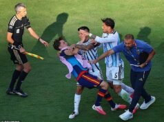 A final da Copa do Mundo se transformou em violência no final do jogo, com jogadores da Espanha e da Argentina se enfrentando em cenas horríveis.