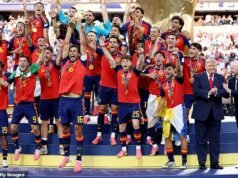 Donald Trump ignora o pedido do presidente da FIFA para deixar o palco enquanto assiste à entrega do troféu da Espanha na final da Copa do Mundo em um momento estranho