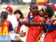 O adorável irmão de três anos de Lamine Yamal roubou a cena novamente ao compartilhar um momento emocionante com o vencedor da Copa do Mundo em campo