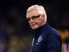 Momento dramático, o grande jogador do futebol, Mick Malthouse, lutou contra supostos invasores de casa depois de ser atacado e esfaqueado descalço e de pijama