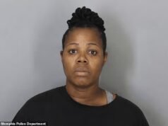 Uma mãe do Tennessee acusada de executar um jovem no gramado de sua casa afirma que o viu escondido debaixo da cama de sua filha