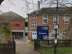 Professor de escola particular de £ 30.000 por ano agride aluno após prepará-lo no Snapchat