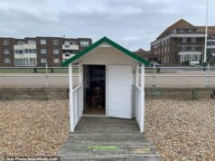 Sem cama, sem acomodação para pernoitar e quase nenhum espaço – mas esta cabana de praia no Reino Unido custa uma ‘louca’ £ 40.000