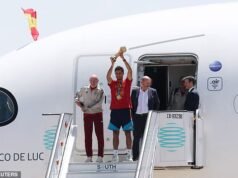 Os heróis da Espanha na Copa do Mundo pousaram em Madri depois de desfrutar de uma garrafa de vinho tinto e charutos de £ 1 mil em seu hotel em Nova York, antes de seguirem para o aeroporto tarde da noite.