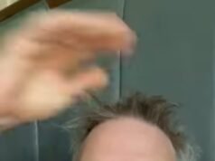 Robbie Williams zomba do momento viral da Copa do Mundo depois que os fãs assistem ‘substância branca caindo no microfone’ ao vivo na TV
