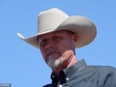 Xerife apoiado por Trump vence primárias no Arizona em meio a escândalos de swinger e sexting nu