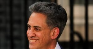 Chega de ‘relacionamentos especiais’! Ed Miliband torna-se o principal diplomata da Grã-Bretanha, apesar de rotular Trump de “racista e misógino” e de cancelar ataques contra a Síria