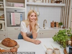 Quando Holly Willoughby retorna com um novo programa no YouTube, ela conta a Katie Hind como ela realmente se sente sobre seus primeiros dias – e por que agora está pronta para voltar aos holofotes: ‘Todo mundo sabe o que aconteceu comigo’
