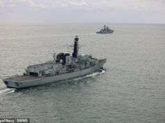 Navios de guerra russos conduzem jogos de guerra com tiros reais em Plymouth enquanto os militares britânicos e franceses rastreiam fragatas através do Canal da Mancha