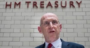 O novo chanceler John Healy culpou o esquema do Child Trust Fund por deixar £ 1,6 bilhão não reclamados enquanto os gestores ganhavam milhões.