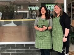 Angie e Chrissy estão fechando o café dos seus sonhos depois de quatro anos… seu negócio é o último dominó a cair em uma crise de custo de vida