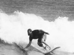 Surfista saiu com muito medo de surfar depois de bater a cabeça no chão da piscina de um resort de luxo enquanto experimentava uma máquina de ondas. Sues por £ 500.000