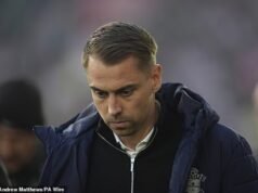 Mais caos em Southampton! A técnica do Spurs Saints, Tonda Eckert, enfrenta uma longa suspensão depois de ser alvo de novas acusações por três violações da FA após o escândalo do play-off