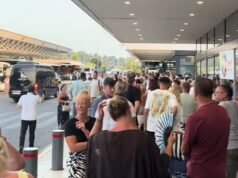 Caos nos aeroportos europeus, enquanto os britânicos enfrentam filas de horas que se espalham pelos estacionamentos devido a mudanças nos controles de fronteira da UE durante as férias de verão