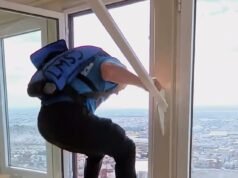 Momento do salto base ‘egoísta’ dos caçadores de emoções do deck de observação da Torre de Blackpool, de 518 pés, após abrir a janela na frente da família