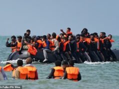 Mais de 100 migrantes do Canal da Mancha chegam hoje em navios da marca ‘Burnham’s Boat’, pressionando o novo primeiro-ministro a estabelecer um plano de imigração