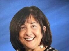 Professora aposentada morre em acidente estranho com poste de madeira – e o distrito escolar foi negligente, diz a família