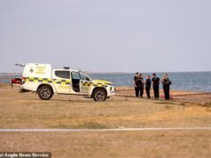 Uma operação de busca e resgate está em andamento em uma praia de Essex depois que ela ficou ‘presa pela maré alta’