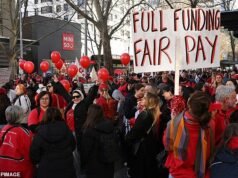 Milhares de professores fazem greve depois de rejeitarem aumento salarial de 28 por cento – enquanto Melbourne fica vermelha