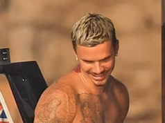Romeo Beckham, 23, parecia com seu famoso pai David, 51, enquanto exibiam seus torsos tatuados sem camisa em toalhas combinando a bordo de um iate de Ibiza com Victoria e Kim Turnbull