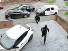 Gangue de ‘honra’ que empacotou as vítimas no porta-malas do carro antes de torturá-las em um contêiner por romance com a irmã do agressor, presa por quase 40 anos
