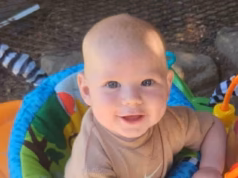 Adorável bebê de 7 meses morre em um incêndio no carro enquanto o pai volta para casa enquanto o carro pega tragicamente fogo