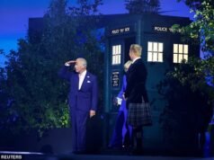 O Rei Charles e a Rainha Camilla chegam à cerimônia de abertura dos Jogos da Commonwealth… em uma TARDIS