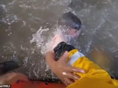 Dois meninos que estavam a segundos de se afogar foram resgatados pela RNLI na água abaixo do cais de Blackpool