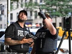 Maníaco empunhando faca preso por esfaquear dois do lado de fora da sinagoga de Nova York enquanto gritava ‘Allahu Akbar’ na explosão de ataque ‘hediondo’ de Mamdani