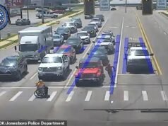 Um momento de super-herói da vida real, quando um motorista fantasiado de Homem-Aranha resgata pessoas em cadeiras de rodas