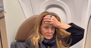 Mulher possessiva rouba assento de primeira classe de homem em voo da American Airlines de Nova York para Los Angeles porque ela não reclina